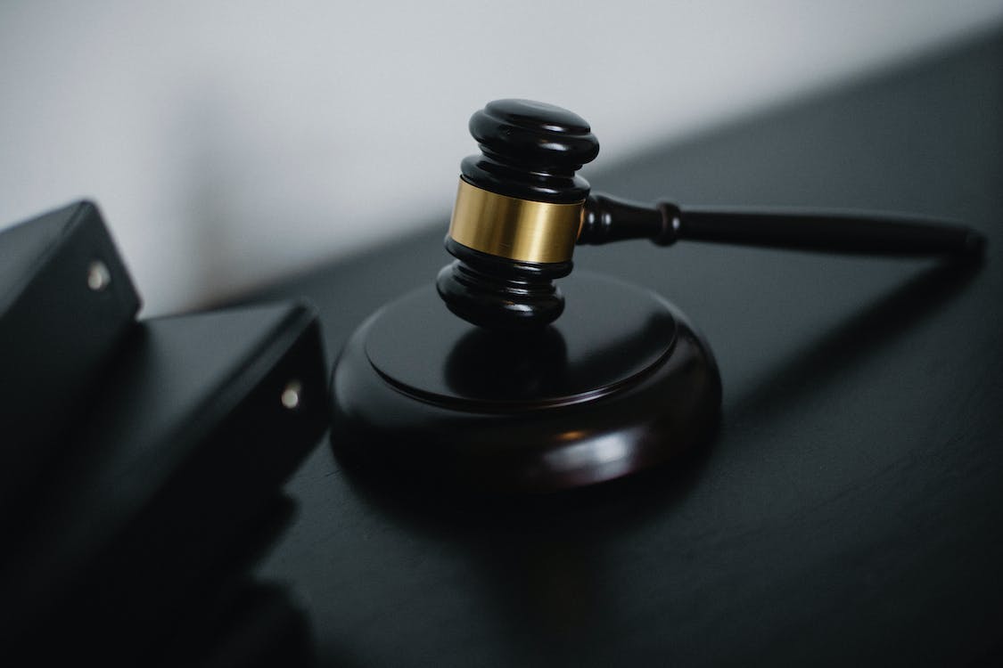 明知自己感染艾滋病還與他人發(fā)生性行為違法嗎？